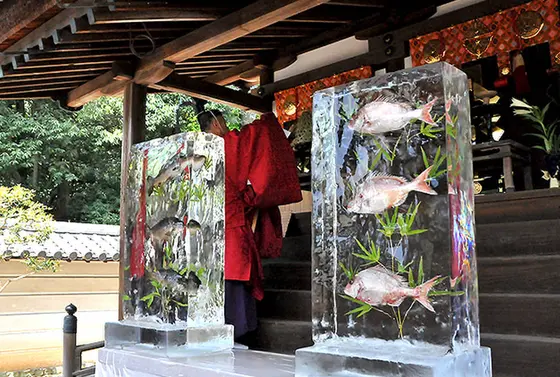 献氷祭では…