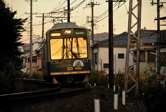 夕陽に照らされる嵐電
