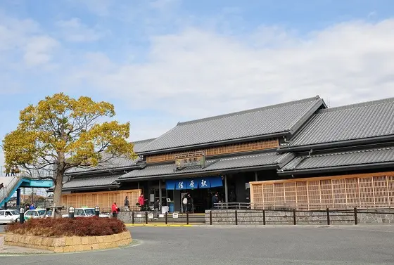 駅外観