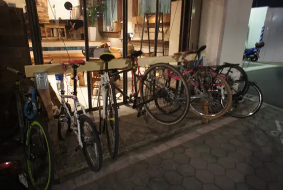 お店の前にはサイクルラックが