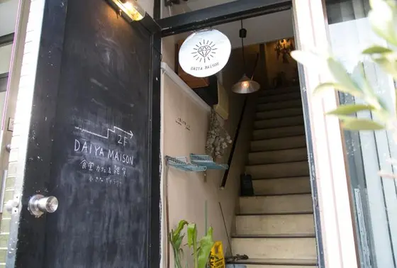 ▶︎ 階段上がって２F