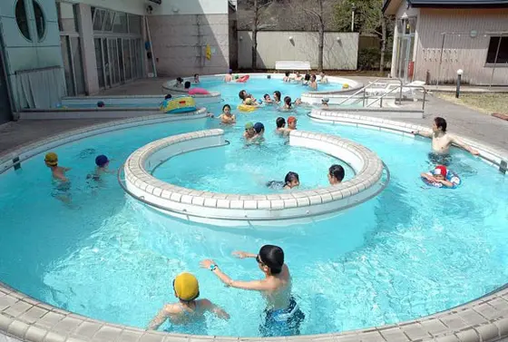 屋外プールエリア