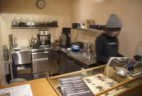 小さな店内はコーヒーの香りが