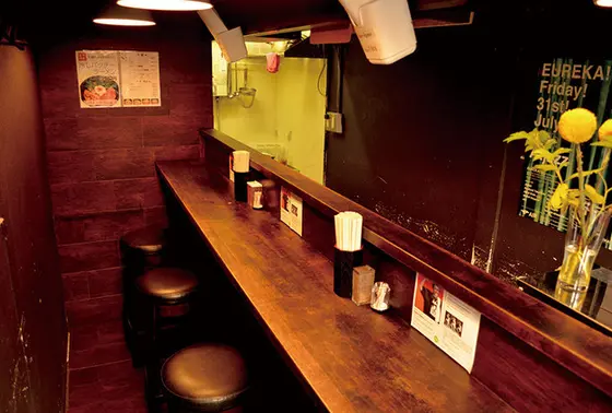 カウンター5席のみの店内。
