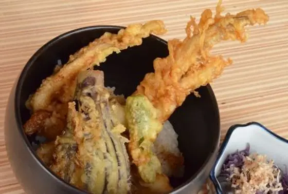 穴子天丼は米粉の衣！