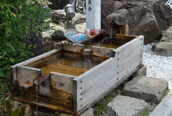 生活に欠かせない水舟