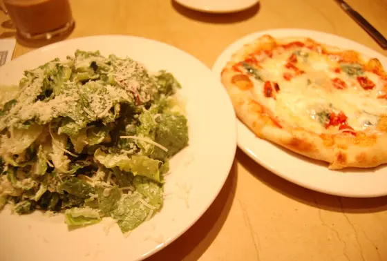 サラダやピザなど