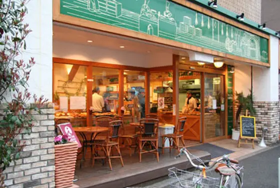 パンとコーヒーでゆっくりできるおしゃれなテラス席も。