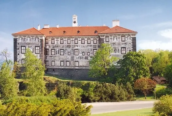 生家側から見たネラホゼヴェス城。この近さなので歩いてすぐです！