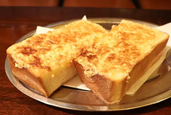 一度食するとハマる「アーモンドトースト」💛