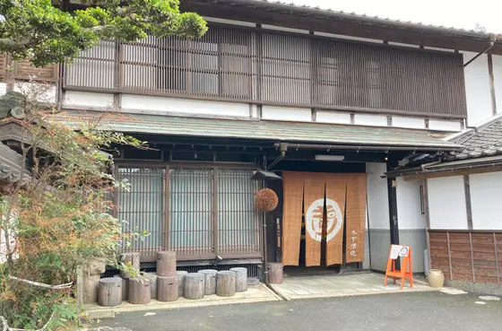 小さな杉玉が目印