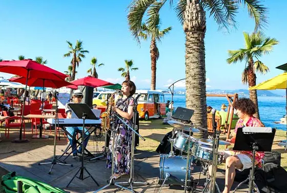 特設ステージでは､ピアノやギターなどのアコースティックライブが楽しめる空間も