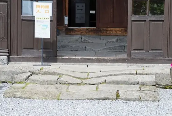 擦り減った石？