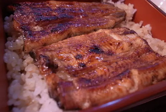 深蒸の後に焼く江戸流の鰻を堪能！