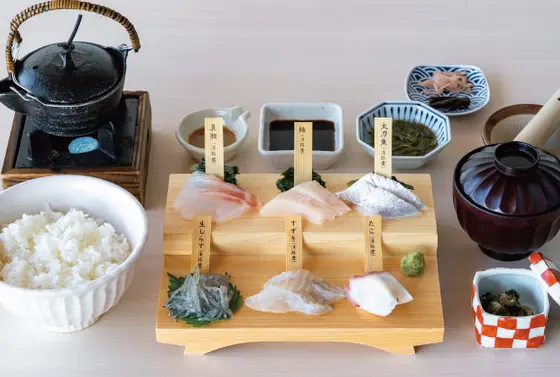 白い海鮮丼 〜今日のネタなんですか？〜　2,420円(税込)