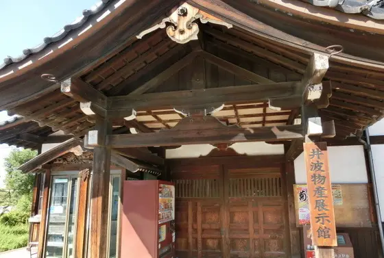 建物は飛騨から運ばれた総ヒノキ造り