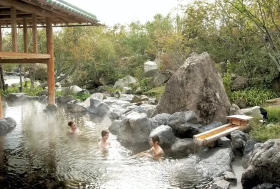 渓谷を模した露天風呂