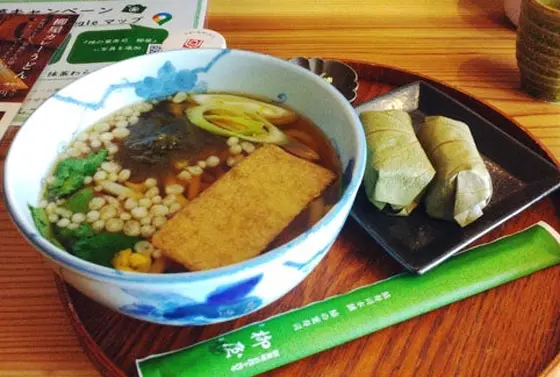 おうどんと柿の葉寿司のセットもあり