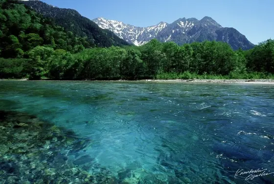 透き通るような梓川で水遊び。