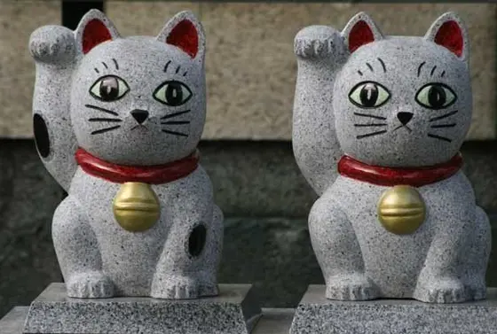 石の招き猫