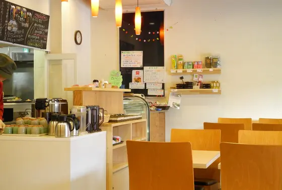 明るく開放的な店内