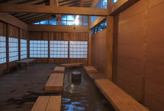 屋根付きの足湯！