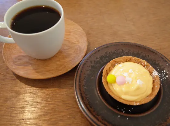 レモンタルトとコーヒー