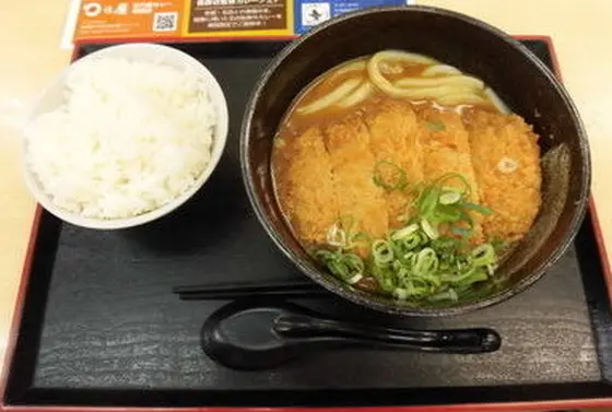 カツとカレーとうどん、ご飯がセット
