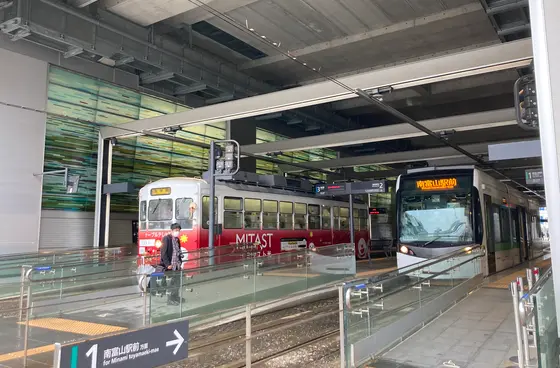 富山駅構内に市内を走る路面電車の駅舎が入り込んでます