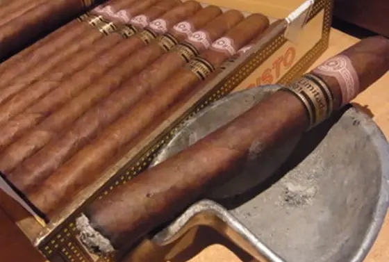 葉巻を持参する必要はナシ！お店で販売しています