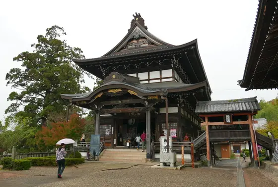 本堂は信州善光寺のミニチュア