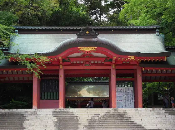 朱色が鮮やかな桜門