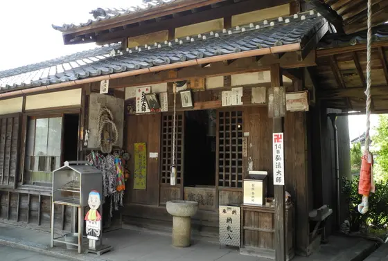 弘法堂は本堂の左