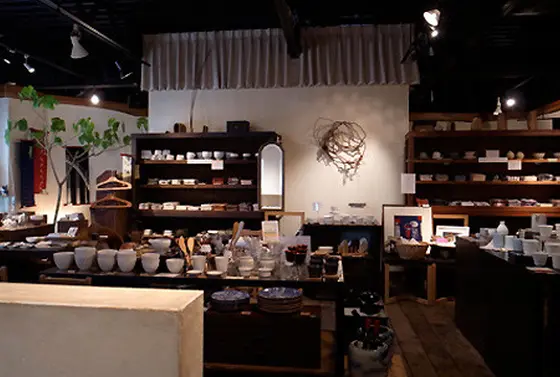 ２階は若手作家の手作り食器を扱う直営ショップ「soi」