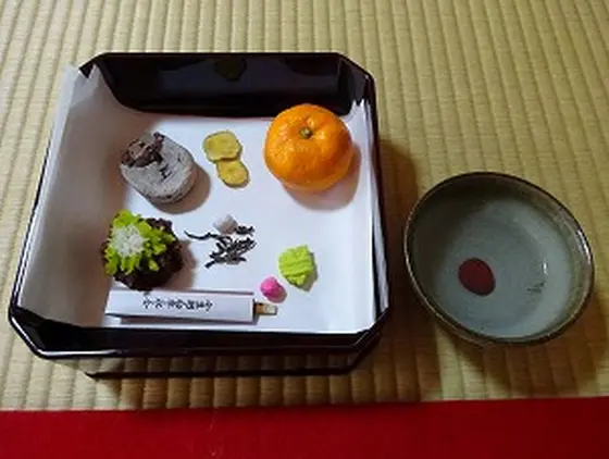 本堂で梅茶と祝い菓子を