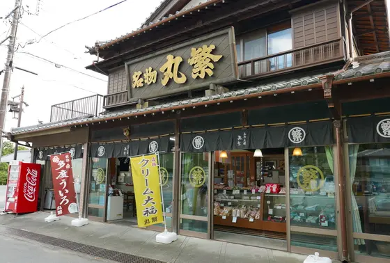 駐車場すぐ横の店