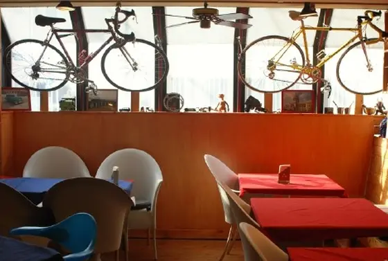 自転車で来店するとワンドリンクサービス！　しかもフロアの奥には何故か音楽スタジオが…