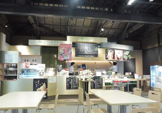 お店は朝８時４５分から営業