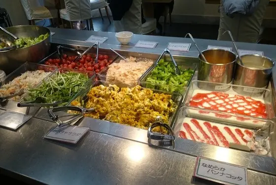 サラダバーやプチデザート♡