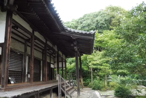まず本堂にお参りします