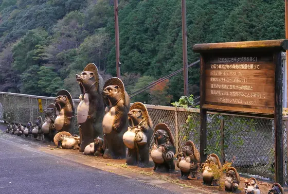 タヌキの像が多い