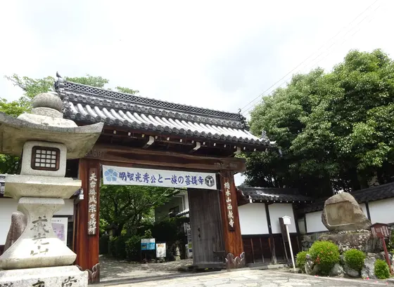 坂本城から移築した総門