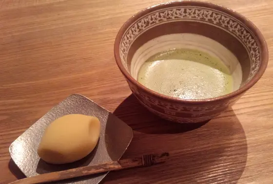 お抹茶と一緒にいただきます。