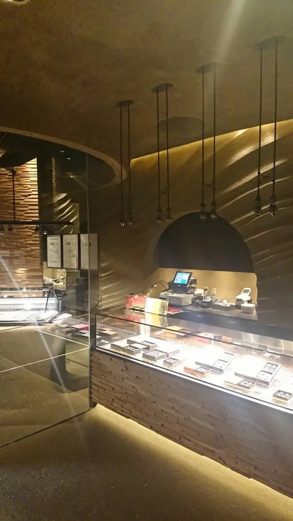 チョコレート専門店「ロジラ」