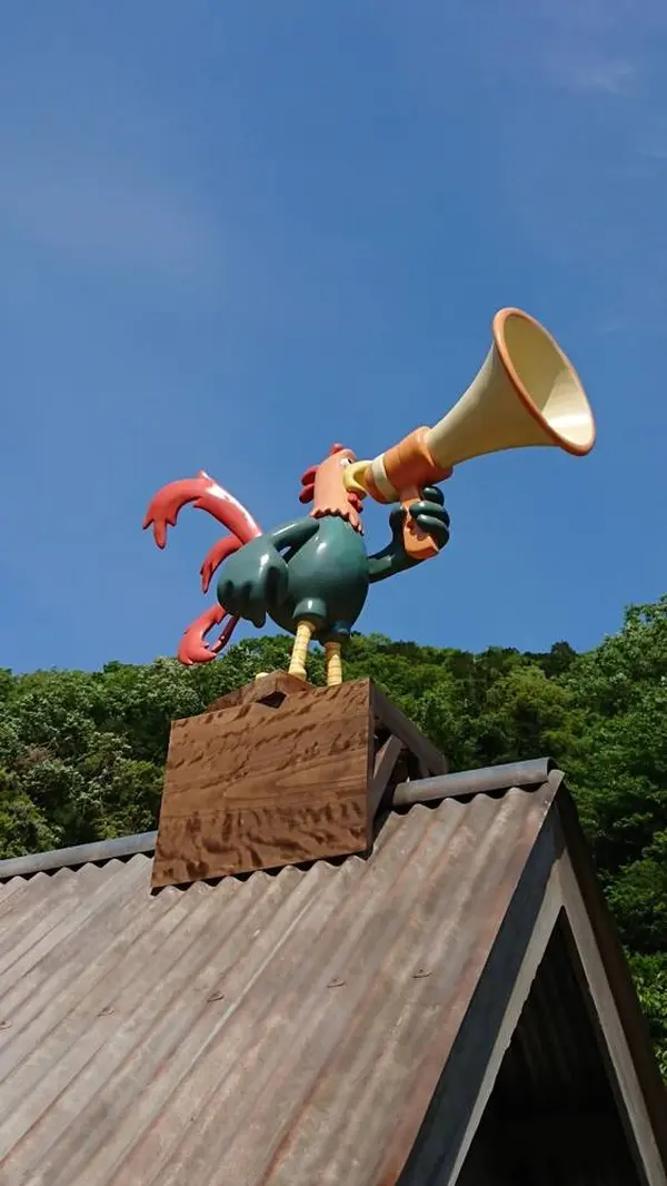 アニメのオープニングのニワトリでは！