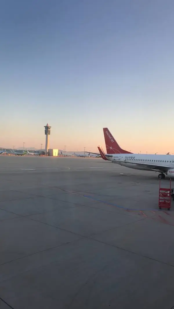 飛行機窓ごしからの写真