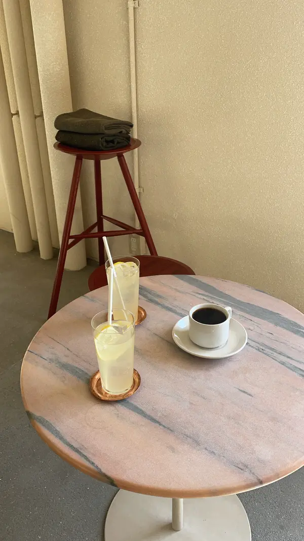 カフェで注文したレモネードとコーヒー