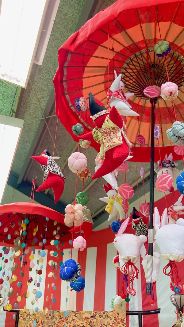 吊るし雛のモチーフがかわいい