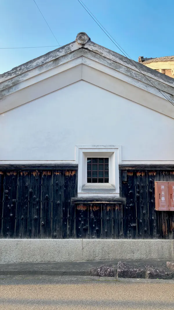白壁が美しい蔵