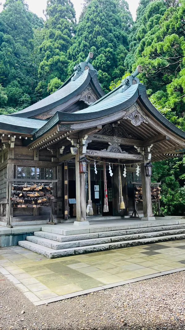 立派な拝殿です。